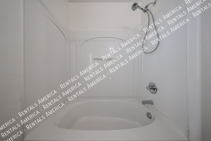 Building Photo - 4714 E Laurel Ave