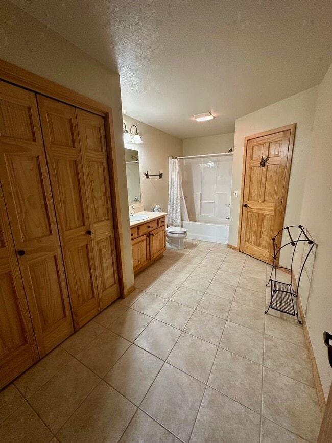 Building Photo - 4BD Duplex - Premium Location, Lots of Space, Nice Finishes