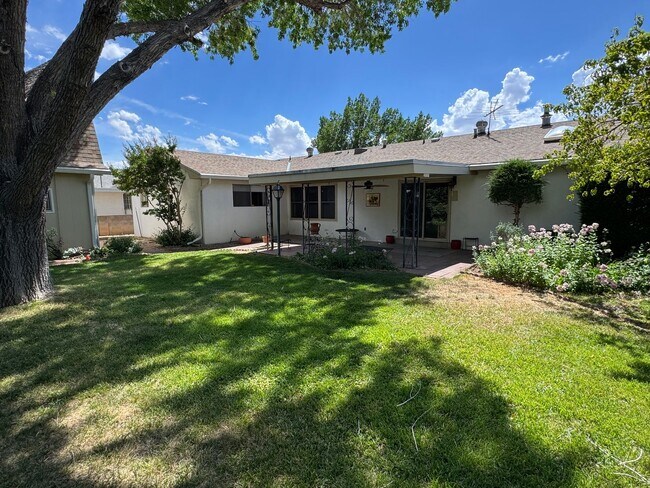 Building Photo - 4 Bedroom, 2 Bathroom Home near Louisiana & Osuna