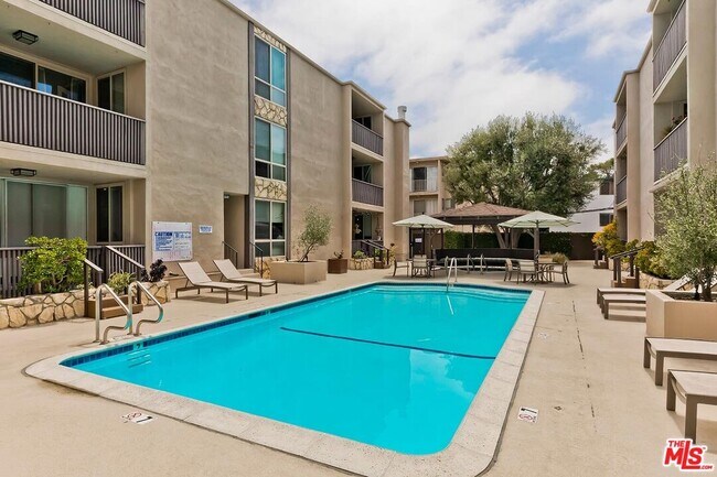 Building Photo - 809 S Bundy Dr