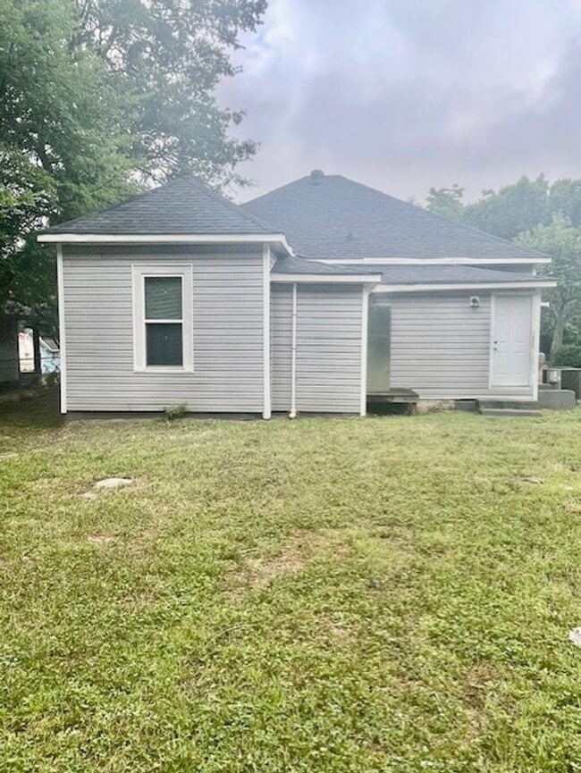Building Photo - Must view this Adorable 3 bedroom 1 bath h...