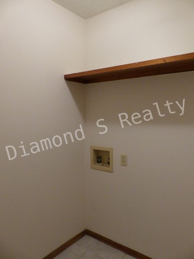 Building Photo - Spacious 2 Bedroom Duplex in Nixa!