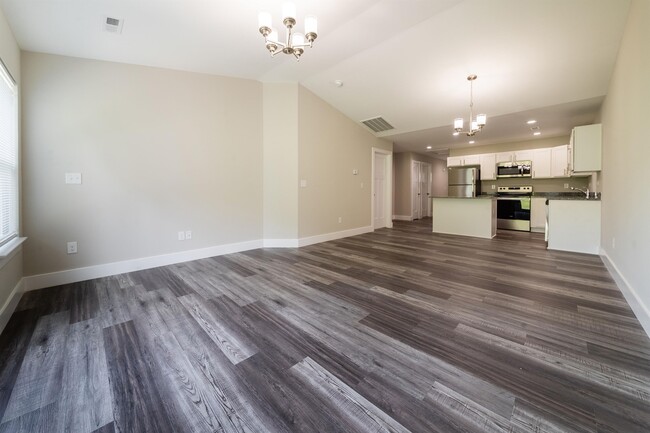 Building Photo - 930 Sparrow Ln