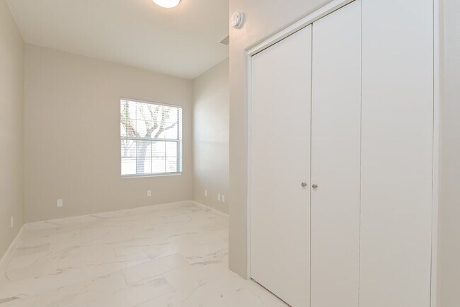 Building Photo - 10132 E Paseo San Bernardo