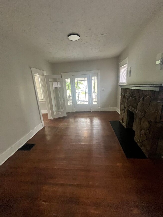 Building Photo - Beautifully renovated 3 bedroom house!