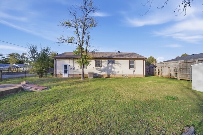 Building Photo - 702 E Karma Ave