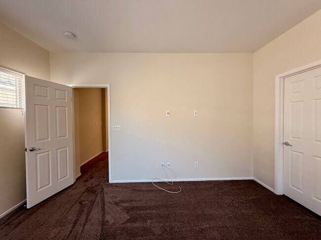 Building Photo - 3 BED 2.5 BATH 2 CAR GARAGE HOME w/ LOFT &...