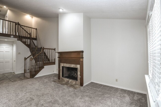 Building Photo - Lovely South Tulsa location close to shopping and restaurants