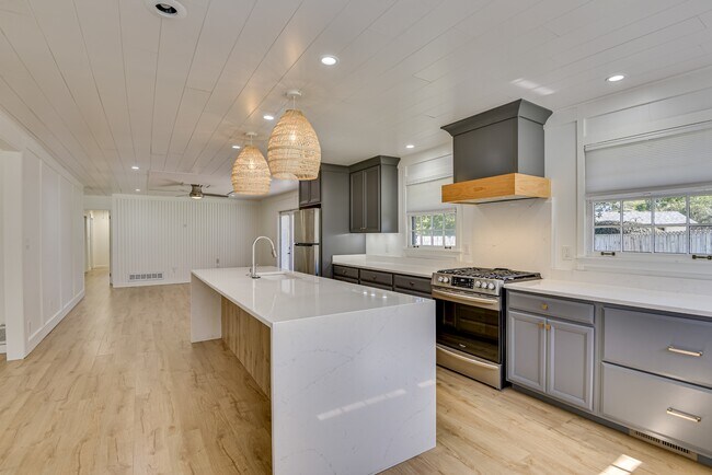 Building Photo - 3137 Edinburgh Dr