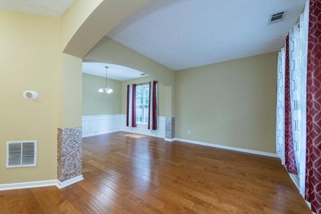 Building Photo - 2227 Longmont Dr