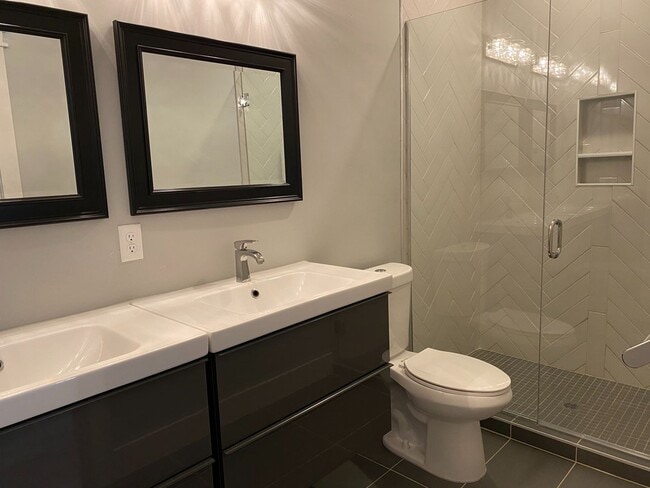 Building Photo - Modern 3 Bed, 2.5 Bath with Loft & Rooftop...