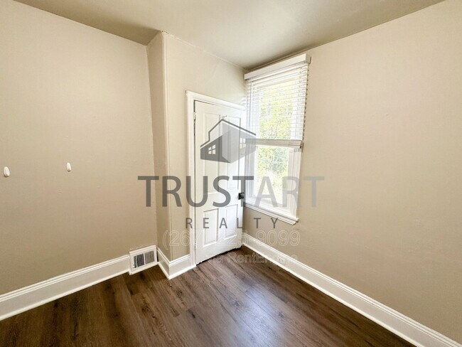 Building Photo - 3885 Manor St
