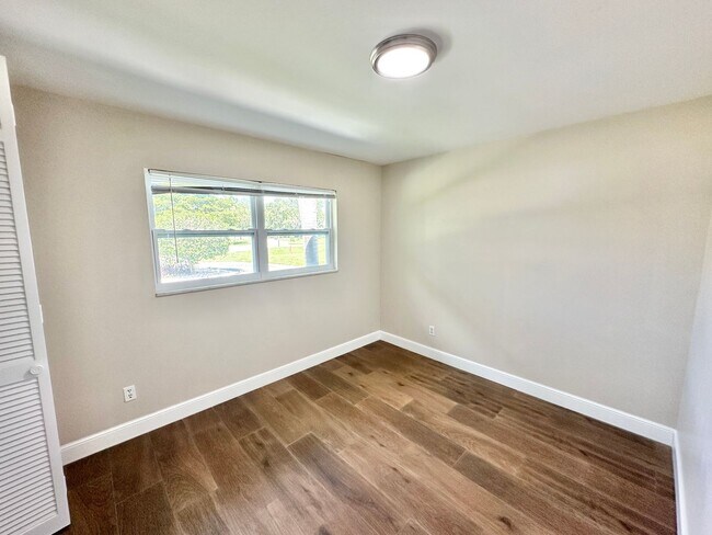 Building Photo - ** CENTRAL NAPLES **4 BED / 2 BATH ** POOL...