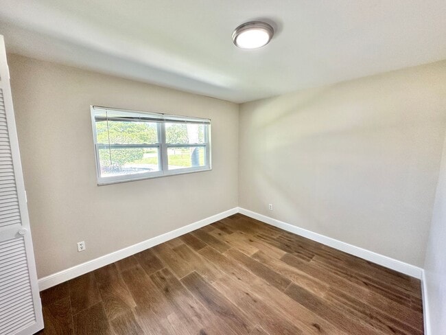 Building Photo - ** CENTRAL NAPLES **4 BED / 2 BATH ** POOL**PETS OK**ANNUAL RENTAL**