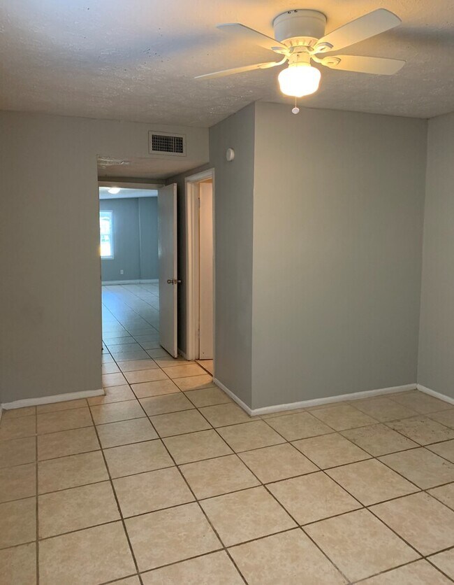 Building Photo - Spacious 3 Bedroom Home Near River City Marketplace