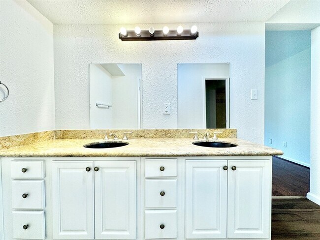 Building Photo - 7914 Oakington Dr