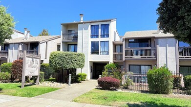Building Photo - 2101 Shoreline Drive Unit 265 - 30% Rental...