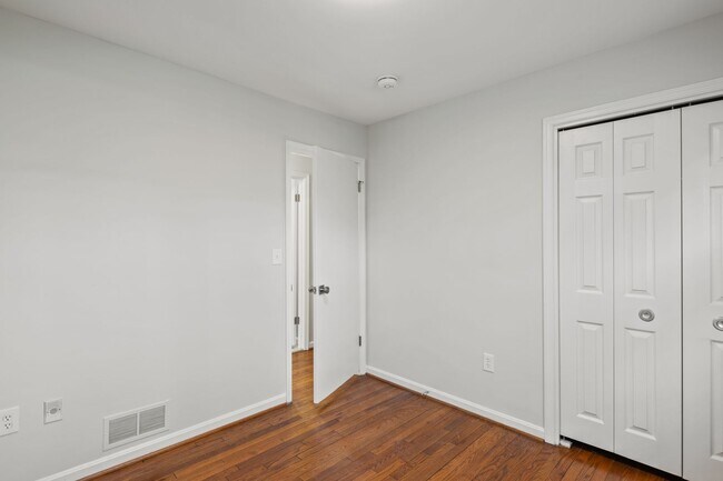 Building Photo - 100 Oak Dr