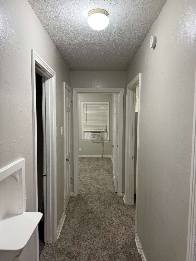 Building Photo - 1018 E Waco Ave