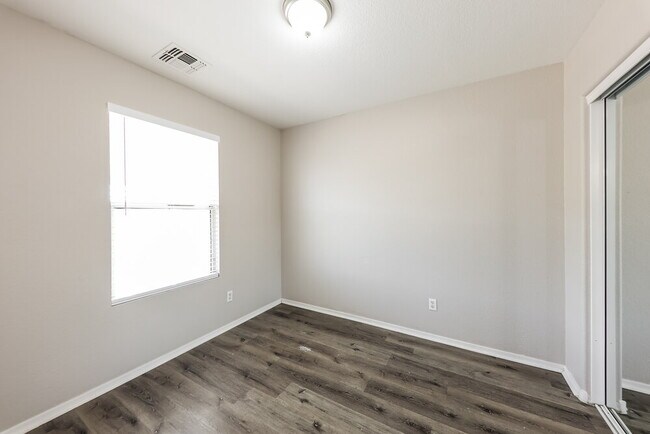 Building Photo - 1222 E Grove St