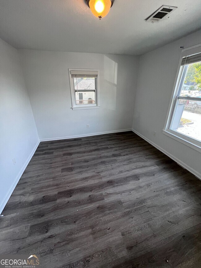 Building Photo - 405 N Park St