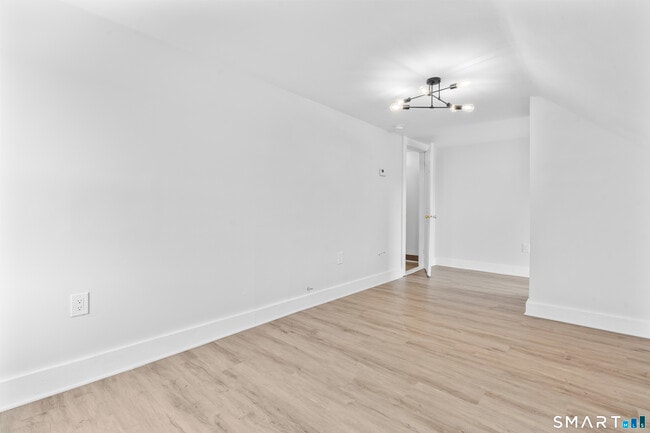 Building Photo - 30 Anthony St