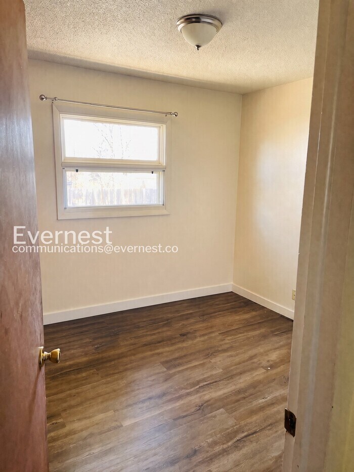 Building Photo - 928 Timber Ln