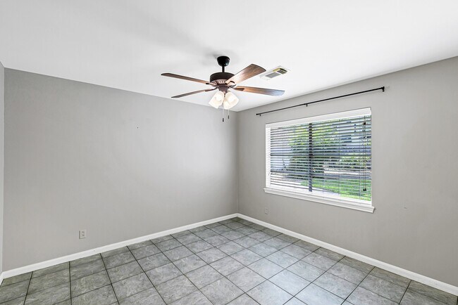 Building Photo - 614 Val Lena Dr