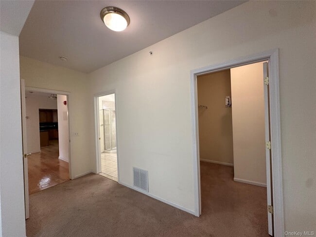 Building Photo - 75 Quaker Ave