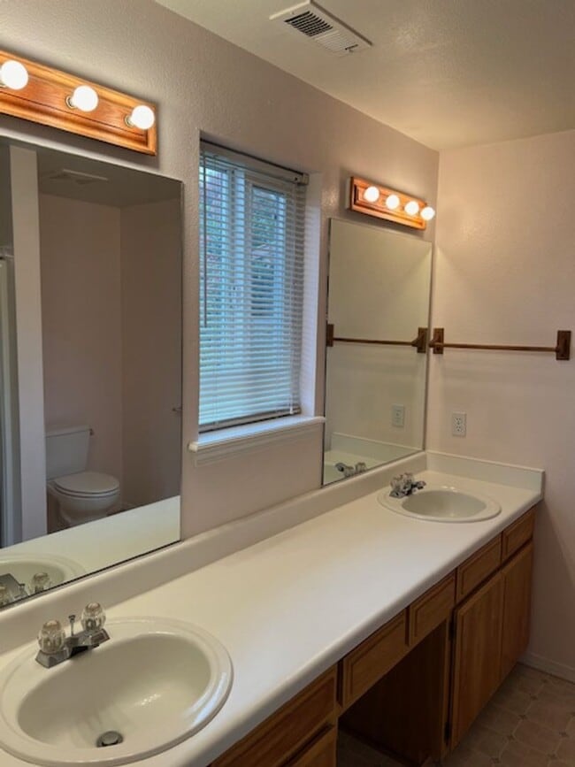 Building Photo - SINGLE FAMILY HOME W/ FENCED YARD/ DOUBLE ...