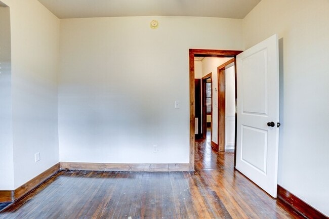 Building Photo - 3/2 Rustic Craftsman Home Of Your Dreams!