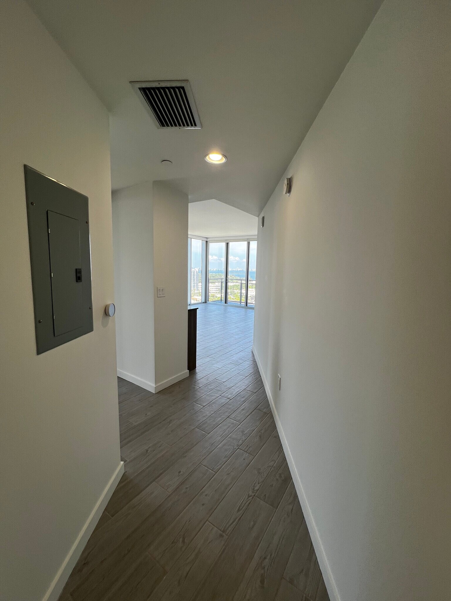 Building Photo - 208 NE 35th Ter