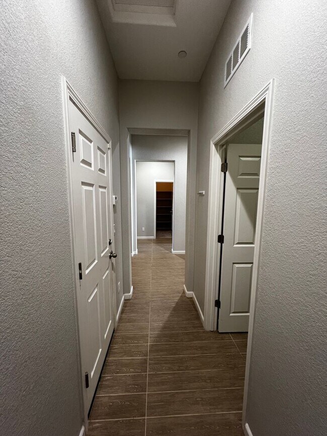 Building Photo - Beautiful 3 Bed, 2 Bath home in highly des...