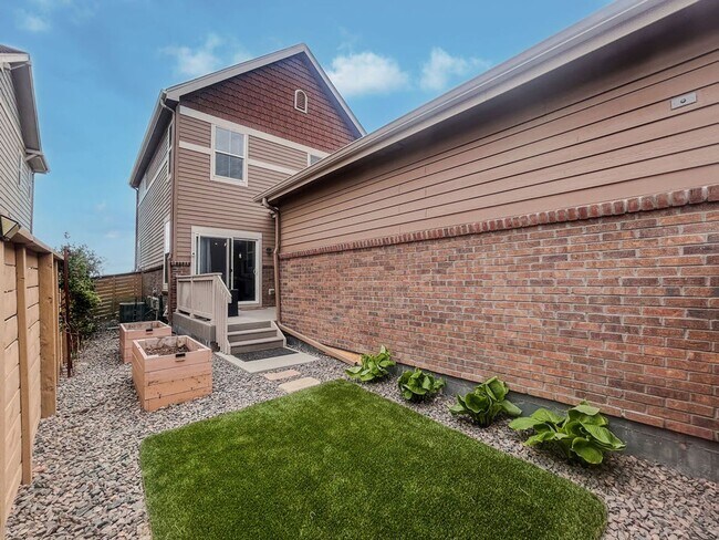 Building Photo - Beautiful 2 bedroom, 2.5 bath townhome in Mosaic