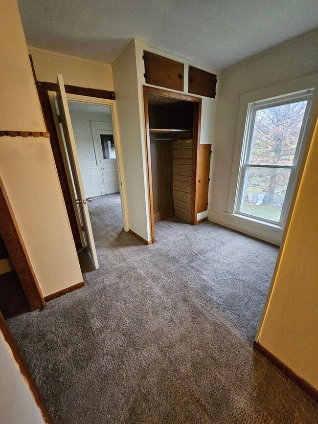 Building Photo - Upper 3 bedroom unit