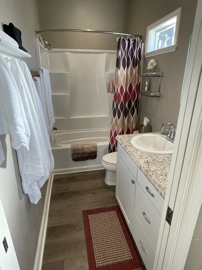 Bathroom, deep soaker tub - 2986 E Eaton Rd