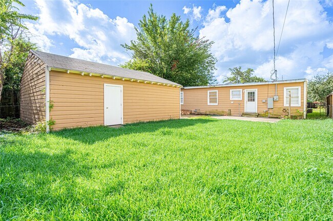 Building Photo - 1726 Du Barry Ln