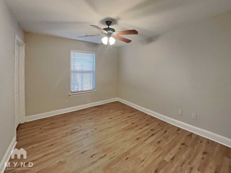 Building Photo - 102 NE Larkspur Ln