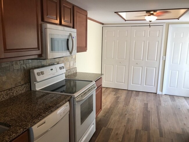 Building Photo - FABULOUS 3/2.5 Townhome In Wonderful Lake ...