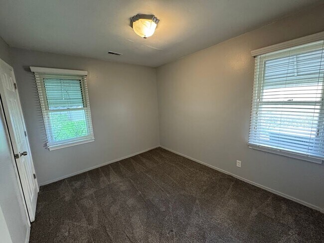 Building Photo - 2 bed 1 bath Ferndale ranch on a quiet, tree-lined street.