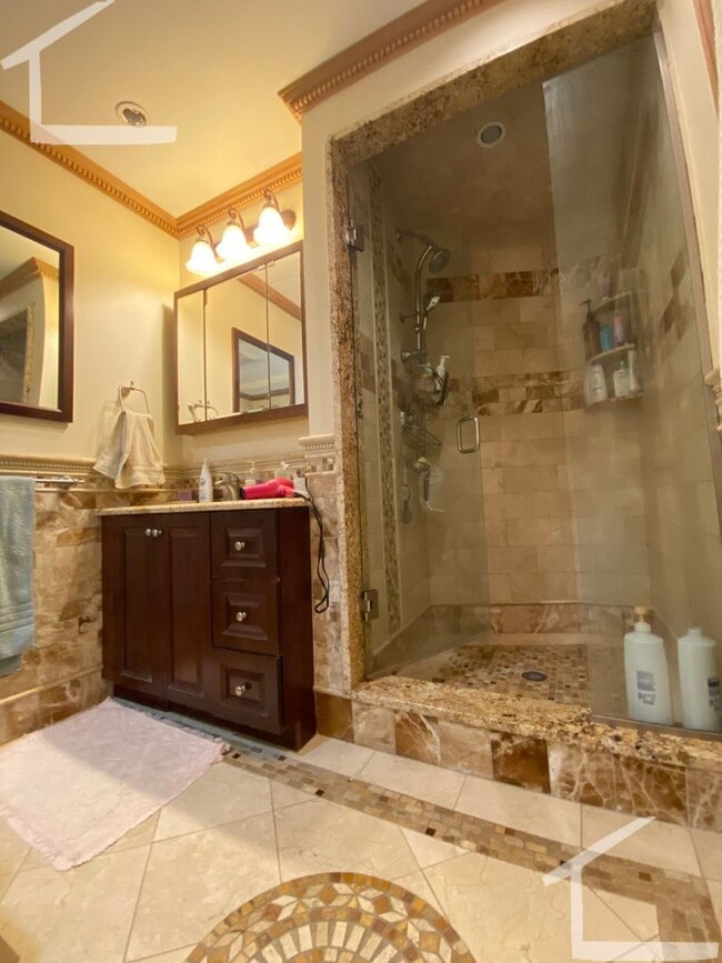 Building Photo - Spacious 4-bed, 2-bath in Allston - Laundry in Unit!