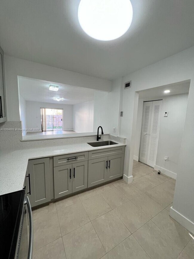 Building Photo - 810 SW 105th Ave