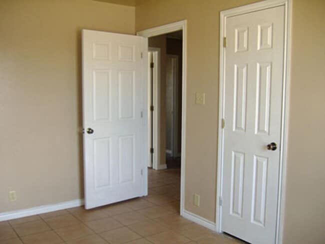 Building Photo - 817 E Gutierrez St