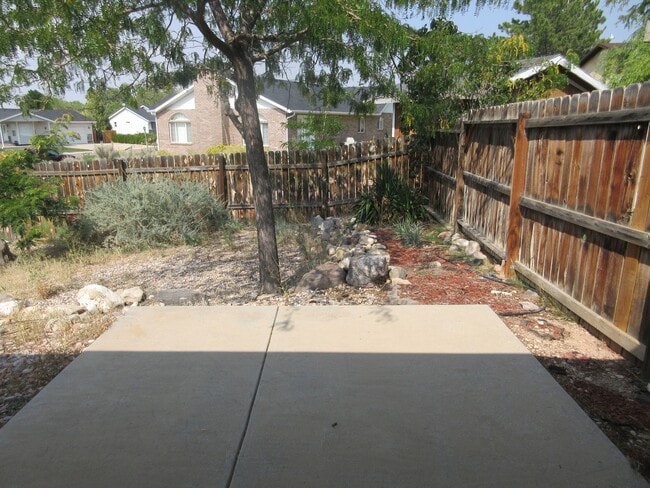 Building Photo - 2 bed, 1 bath Twinhome with attached garage