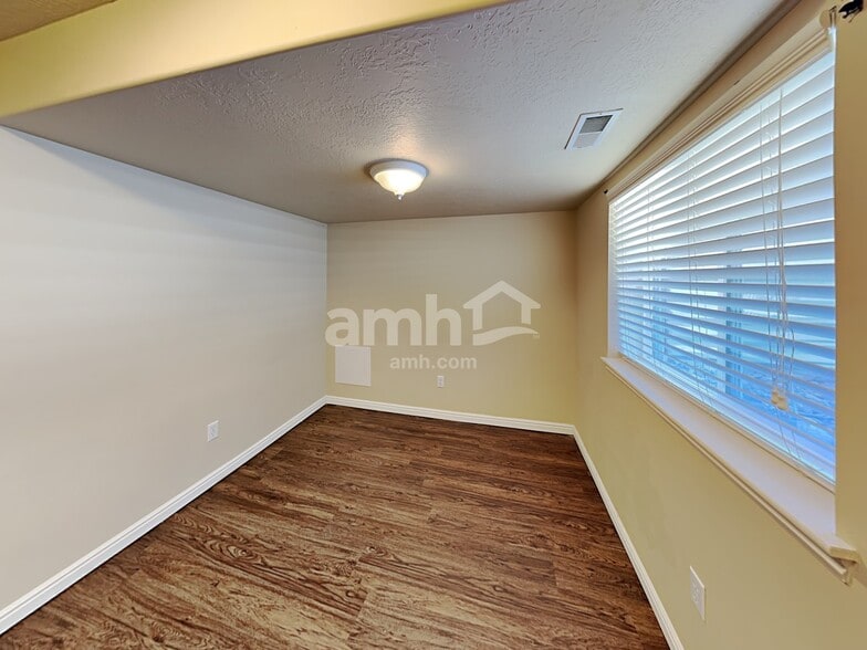 Building Photo - 816 Crimson Ln