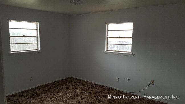 Building Photo - 701 W 4th St