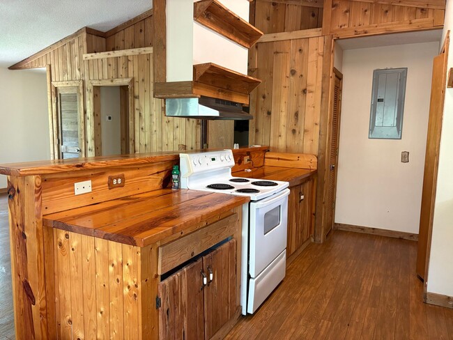 Building Photo - Cozy 2 Bedroom Retreat Available SOON!