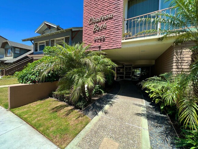 Building Photo - Modern 2 bedroom Gem Near Bixby Park | Private Balcony & Secured Parking