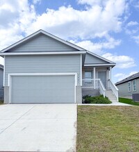Building Photo - 1427 Laima Curv
