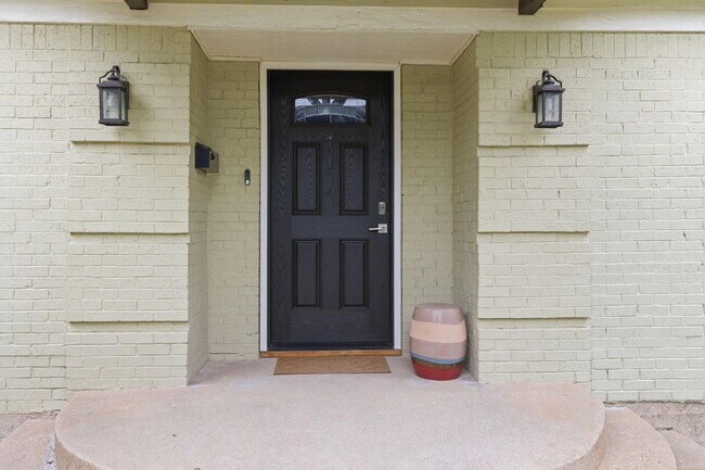 Building Photo - "Beautifully Maintained 3-Bedroom, 3-Bath Gem with Modern Updates, Spacious Living and Exceptiona...